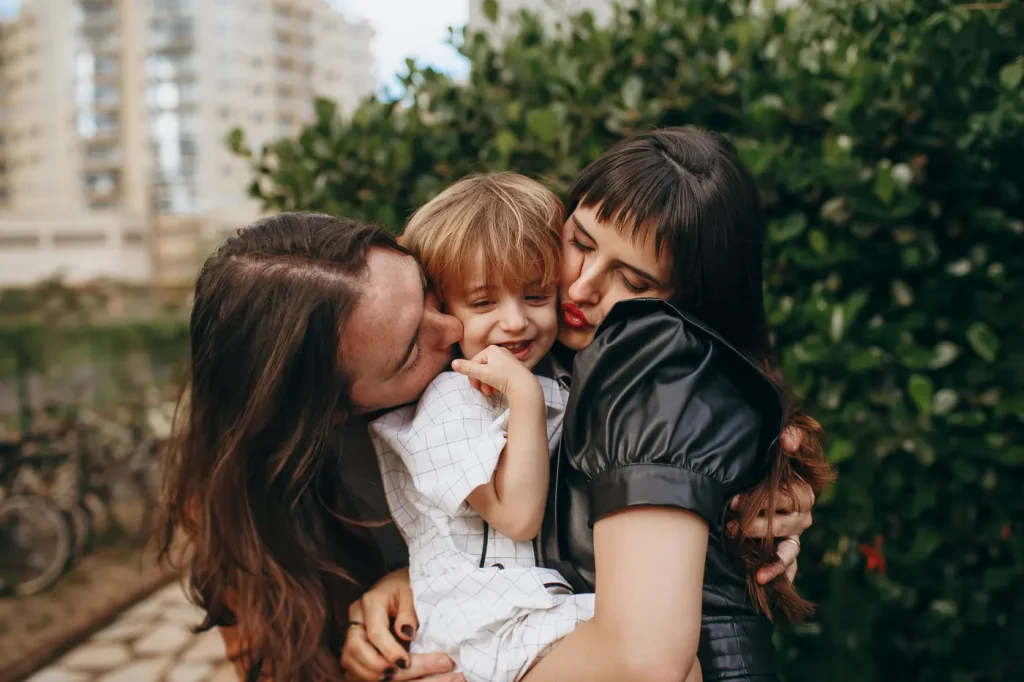 Familia con dos madres y su hijo